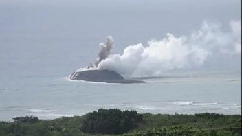 日本伊沃托近海水下火山喷发后新岛