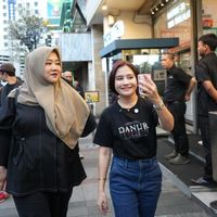 在丹努尔：最后一章的结尾之前，Risa Saraswati Napak在万隆追溯