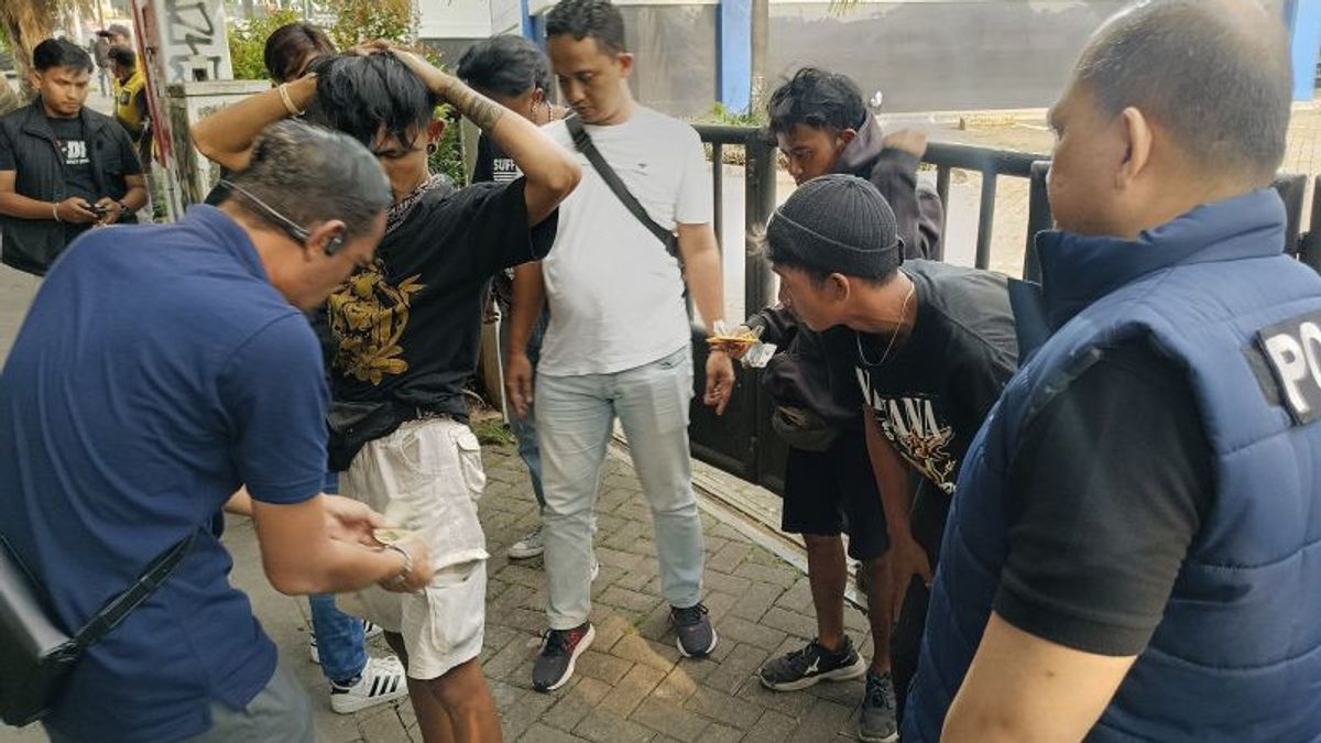 Viral Buskers Ask Foreign Tourists For Money In Bogor Public Transportation, Officers Hold Control