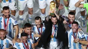 Momen Lionel Messi Kenakan Pakaian Tradisional Arab Jubah Bisht saat Angkat Trofi Piala Dunia 2022 Justru Tuai Kecaman