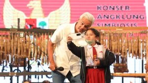 Ganjar Pranowo Traktir Anak Sekolah Jajanan Pinggir Jalan