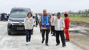 Ganjar Pranowo Accompanying Sri Mulyani And Basuki Hadimoeljono Reviewing Solo - Yogyakarta Toll Road