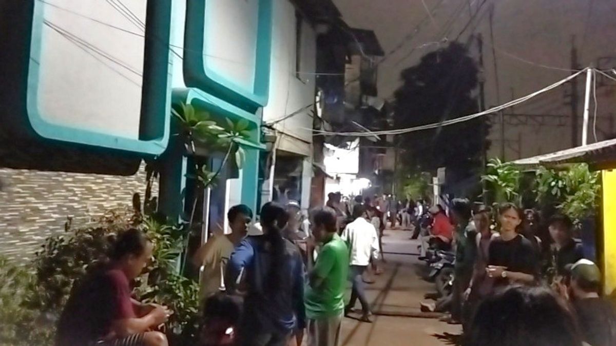 A Scary Moment When Gunung Antang Thugs Scream For The Children Of The Al Barokah Mosque While Carrying A Machete