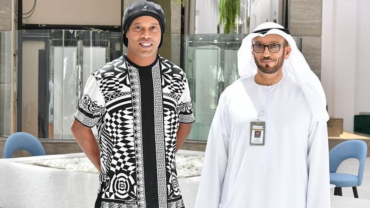Dibui Lalu Bangkrut, Kini Ronaldinho Hidup Mewah di Dubai dan Pakai Jam Seharga Rp3,2 Miliar