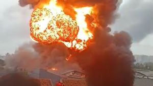 Une explosion dans une usine de tangerang, des résidents ont vu des flammes et une épaisse fumée noire comme des champignons dans l’air