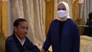 Senyum Jokowi dan Iriana yang Terus Tertutup Masker dari Dalam Kereta Luar Biasa Milik Ukraina
