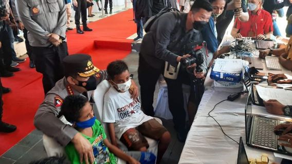 National Police Chief Sigit Greets Children Recipient Of COVID-19 Vaccine In Ambon, 'Keep Your Spirit, Yes, Stay Healthy Always'