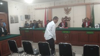 Nyoman Sukena, un gardien de Landak à Bali, est poursuivi en liberté