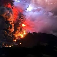 Gunung Merapi Luncurkan Awan Panas 20 Kali, Masyarakat Diimbau Waspada