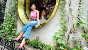 Potret Yuni Shara Tampil Awet Muda Kenakan Ripped Jeans