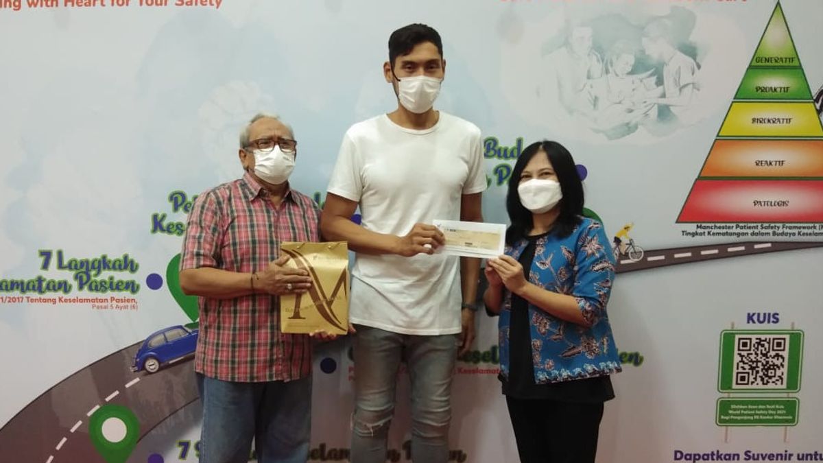 西多·蒙库尔，一家由伊尔万·希达亚特集团拥有的公司，向羽毛球传奇人物维拉瓦蒂·法伊林捐赠1亿印尼盾