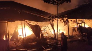 Firefighters Try To Put Out The Fire At The Relocation Area Of Johar Market, Semarang, Traders Help