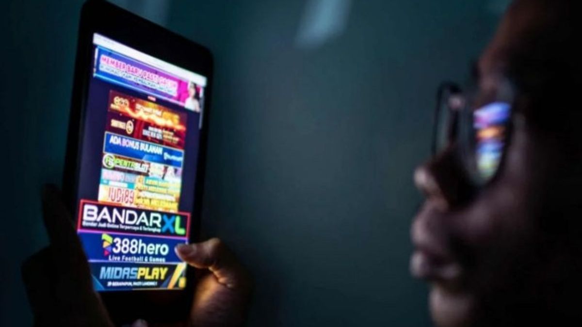 防止警察在网上赌博,南加里曼丹的HST警察检查早上苹果的人员手机