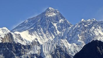 打破珠穆朗玛峰攀登纪录，曾银雄现在因 COVID-19 滞留尼泊尔