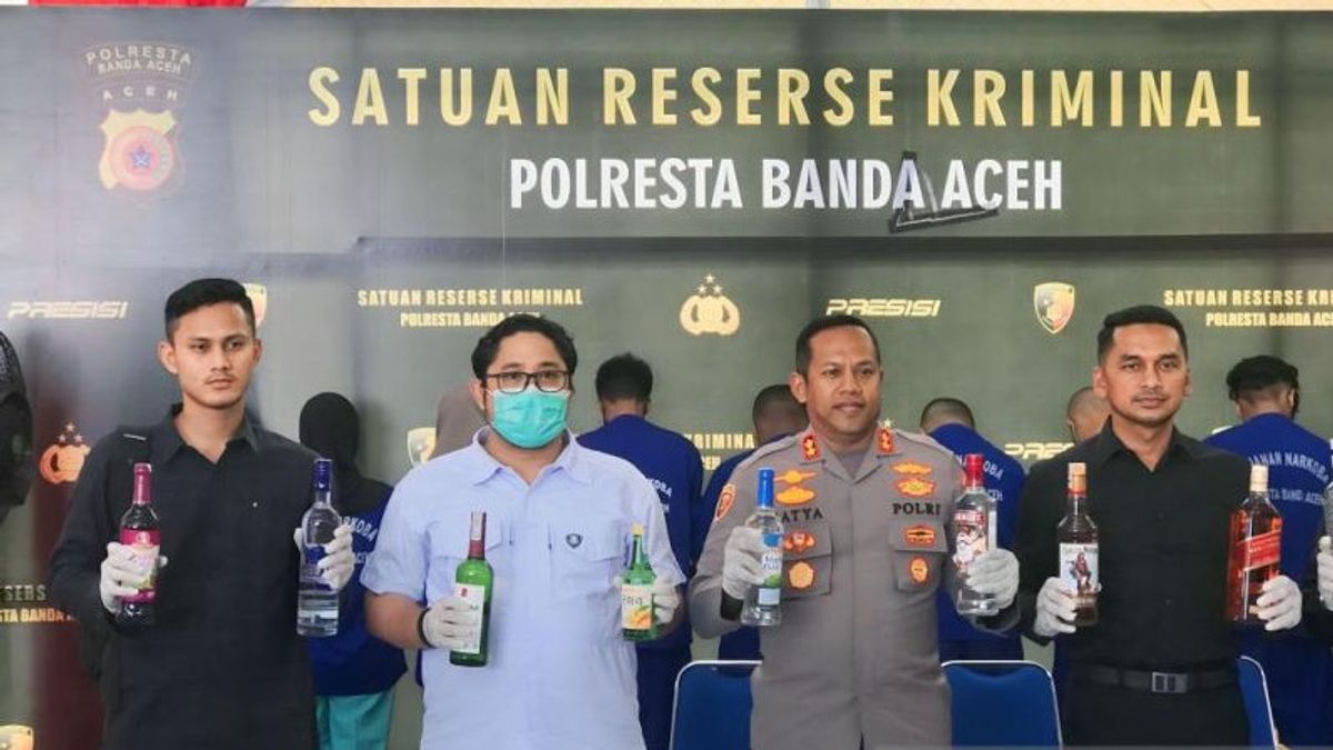 Police Arrest 12 Traders And 234 Bottles Of Liquor In Banda Aceh