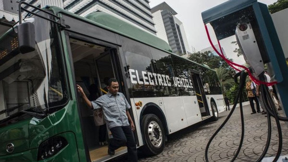 Warga Bandung dan Surabaya Bisa Nikmati Layanan Bus Listrik Tahun Depan