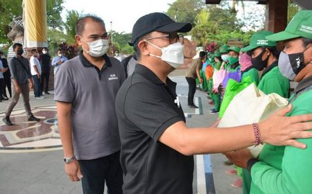 1.384 Paket Sembako Dibagikan untuk Petugas Kebersihan Denpasar