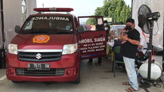 Afin De Rejoindre Vaskin Drive Thru à Jagorawi Toll Road, Les Résidents Viennent En Ambulance