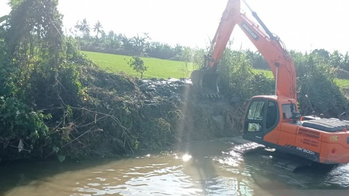 政府パリギ・ムートンの洪水後の川を正常化