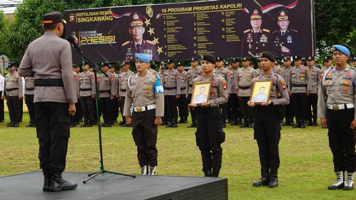 ar au sort par tribrata, 2 membres de la police de Singkawang doivent se renoncer à des uniformes