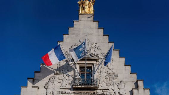 フランスは12年ぶりにシリアのダマスカス大使館に再び旗を掲げている