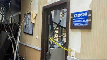 Puslabfor Polriは、南カリマンタン警察人事局の建物で火災現場を処理しました