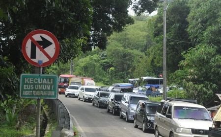 Macet Parah ke Pantai Anyer-Carita, Polda Banten Terapkan One Way