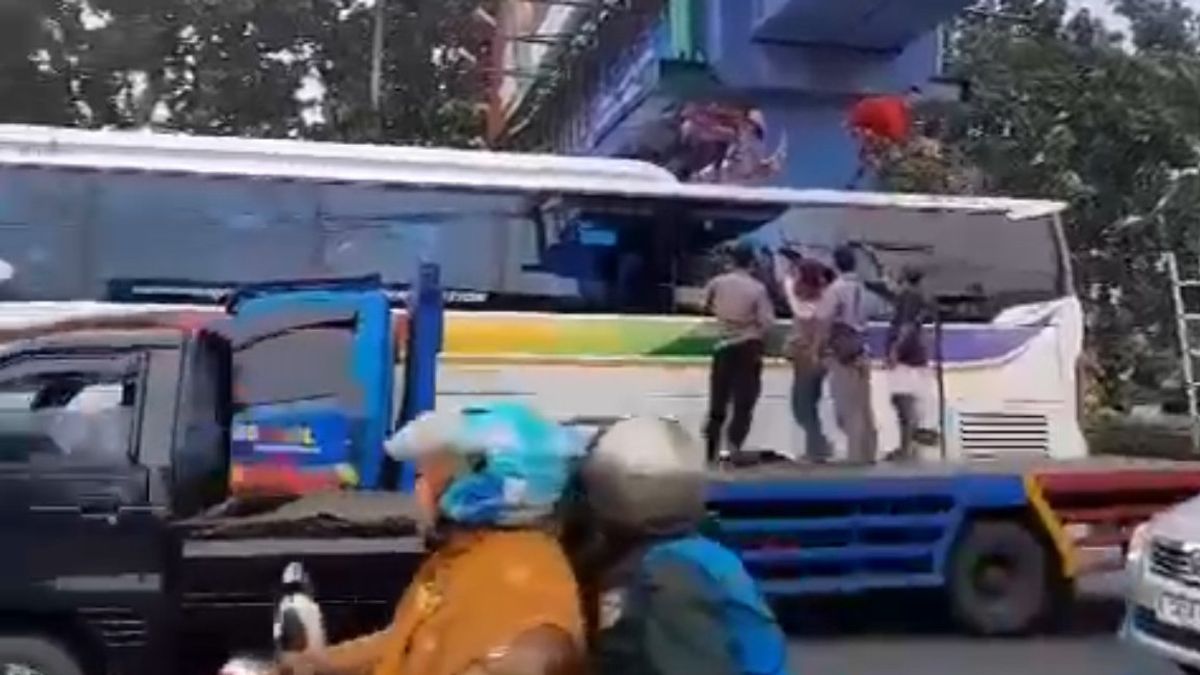 Pria 27 Tahun Gagal Bunuh Diri, Terjun dari JPO Alam Sutera Mendarat di Atas Bus Sinar Jaya