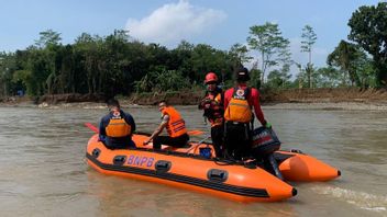 クラウィング・プルバリンガ川で鉄砲水に見舞われた3人の行方不明労働者、SARチームは捜索を行った