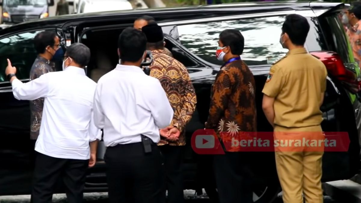 Jetez Un Coup D’œil à La Politesse De Mas Gibran Au Père Du Président Jokowi, Les Internautes: Connaissez-vous Et Votre Position, Super!