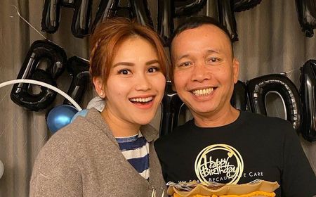 4 Gaya Ayah Ayu Ting Ting Pamer Perhiasan, Siap Jadi Saingan Hotman Paris