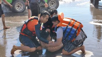 Quatre touristes de Depok entraînés par les vagues de la plage de Parangtritis, sauvés par l'équipe SAR
