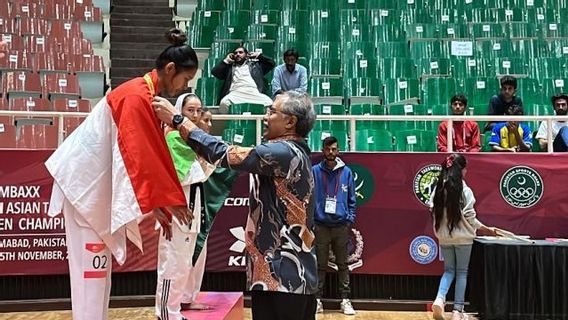 Ni Kadek Heni Raih Medali Emas di Kejuaraan Asia Taekwondo di Pakistan