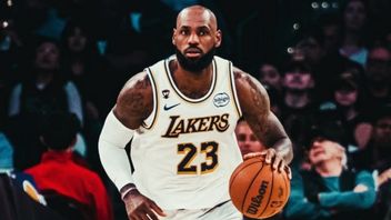 ليبرون جيمس يحرز الرقم القياسي لأقدم لاعب كرة سلة في الدوري الوطني الأمريكي يحرز ثلاث مرات متتالية