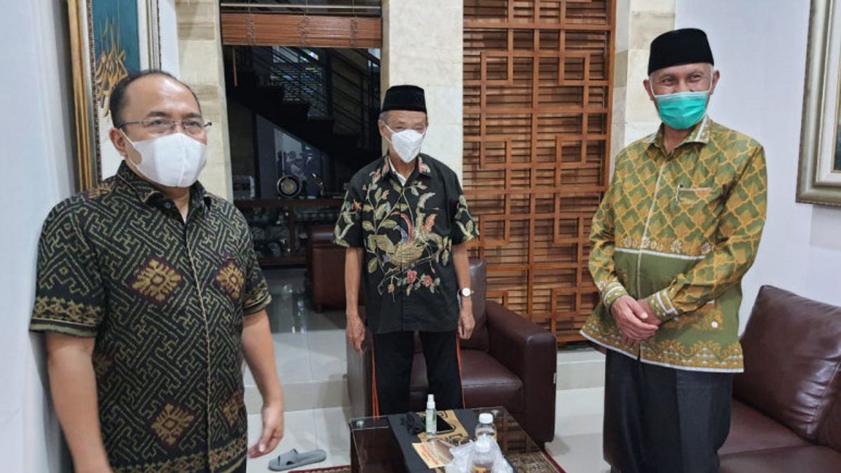 Le Gouverneur De Sumatra Occidental Mahyeldi Silaturahmi à Buya Syafii Maarif