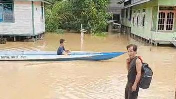 Mangkupadi Bulungan村洪水引起的3所房屋