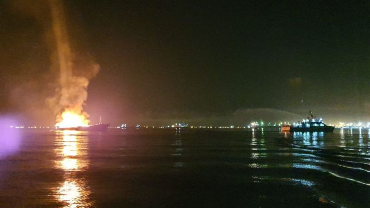 A Grocery Ship From Malaysia Caught Fire When Lego Anchored In Batam, All Crew Members Were Rescued