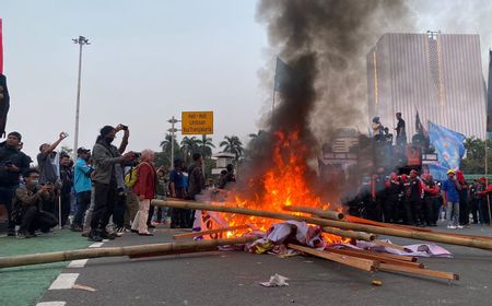 Masih Bertahan di Patung Kuda, Massa Buruh Bakar Ban   