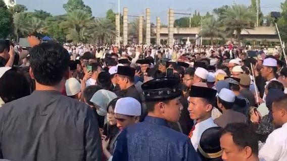 Salat Iduladha di Masjid Agung Al-Azhar, Warga Kerumuni Anies Baswedan