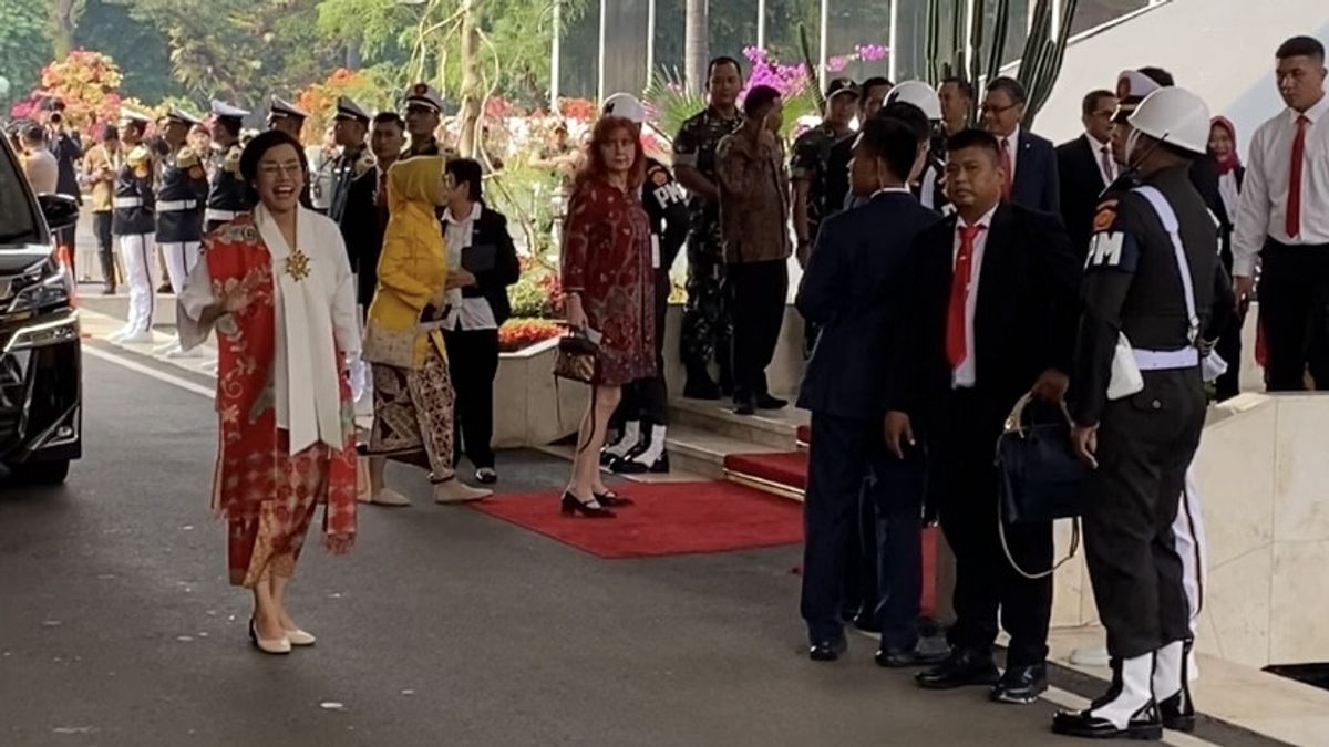 斯里·穆利亚尼(Sri Mulyani)在2024年MPR年度大会上使用白色Kebaya Berkain Batik Merah