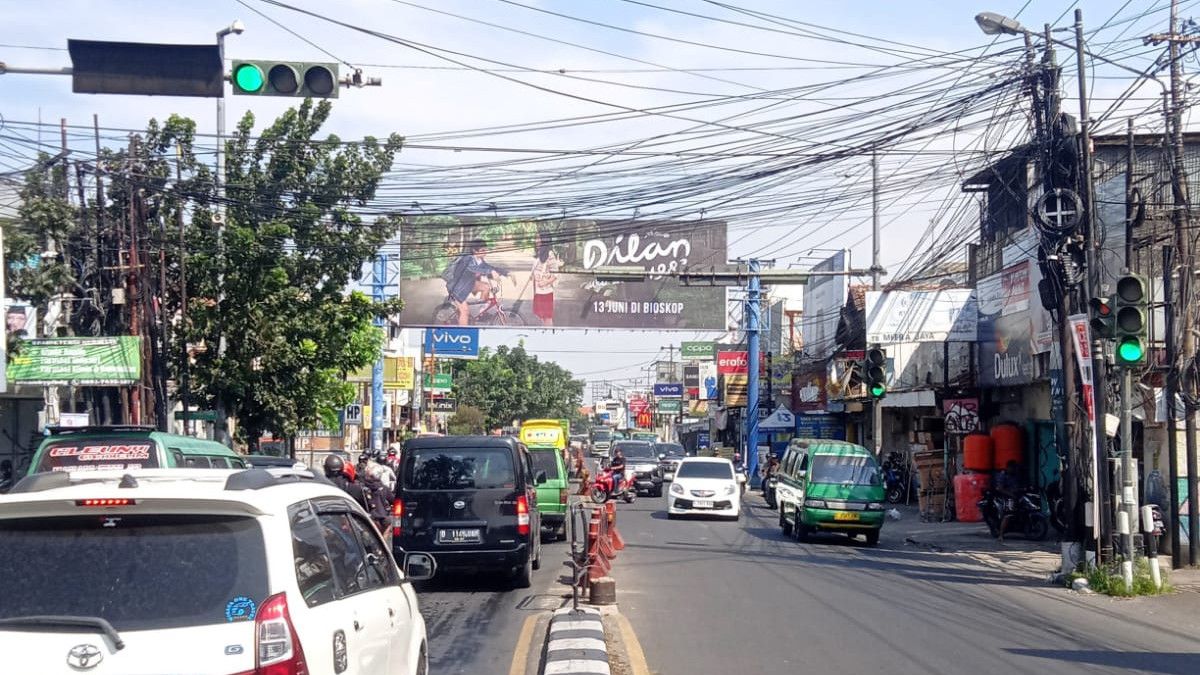 Falcon Pictures Holds Photo And Video Competition With 40 Billboards Dilan 1983 WoAiNi In Bandung