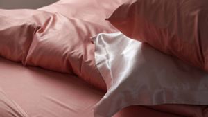 Menurut Dermatolog, Sarung Bantal Sutra Jadi Senjata Rahasia Kecantikan yang Wajib Dimiliki
