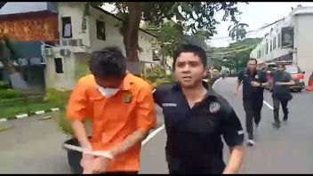 短袖 “PRISONER” 衬衫，马里奥·丹迪四处奔跑，警察前往大卫的猥亵现场