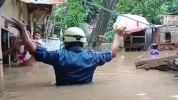 警官はビダラシナジャティネガラの洪水に閉じ込められた赤ちゃんを避難させる