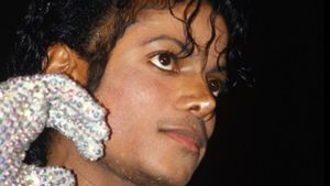 Sarung Tangan Ikonik Michael Jackson Terjual di Atas 85 Ribu Poundsterling