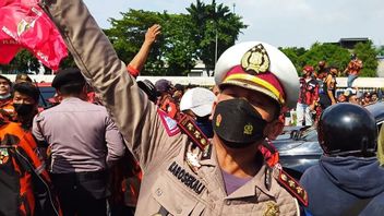 Chief Officer Hit While Securing PP Ormas Demonstration In Front Of The Indonesian Parliament Building