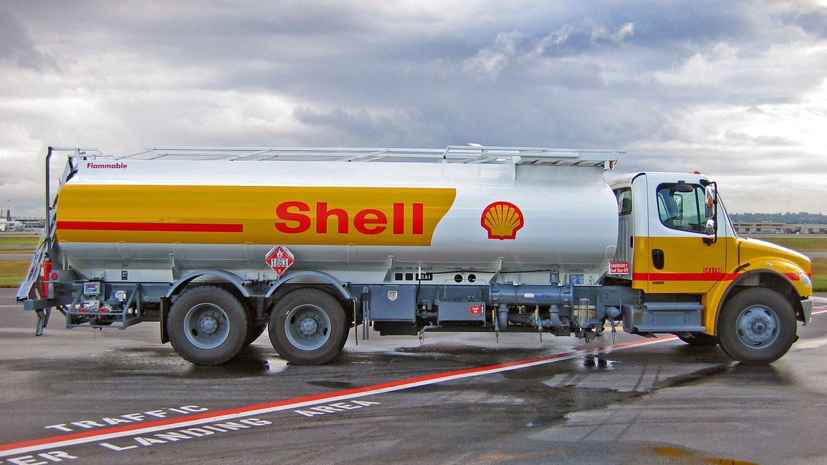 Overcome Gas Station Vacancies, UK Deploys 150 Troops To Drive Fuel Tanker Trucks