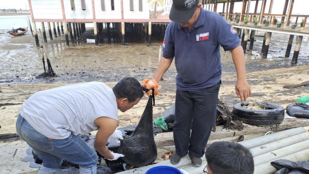 KSOP Selidiki 10 Karung Limbah Hitam di Pantai Melayu Batam