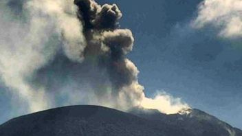 NTT Lembata的Ili Lewotolok山爆发,周围的社区被要求警惕