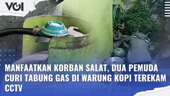 VIDEO: Manfaatkan Korban Salat, Dua Pemuda Curi Tabung Gas di Warung Kopi Terekam CCTV